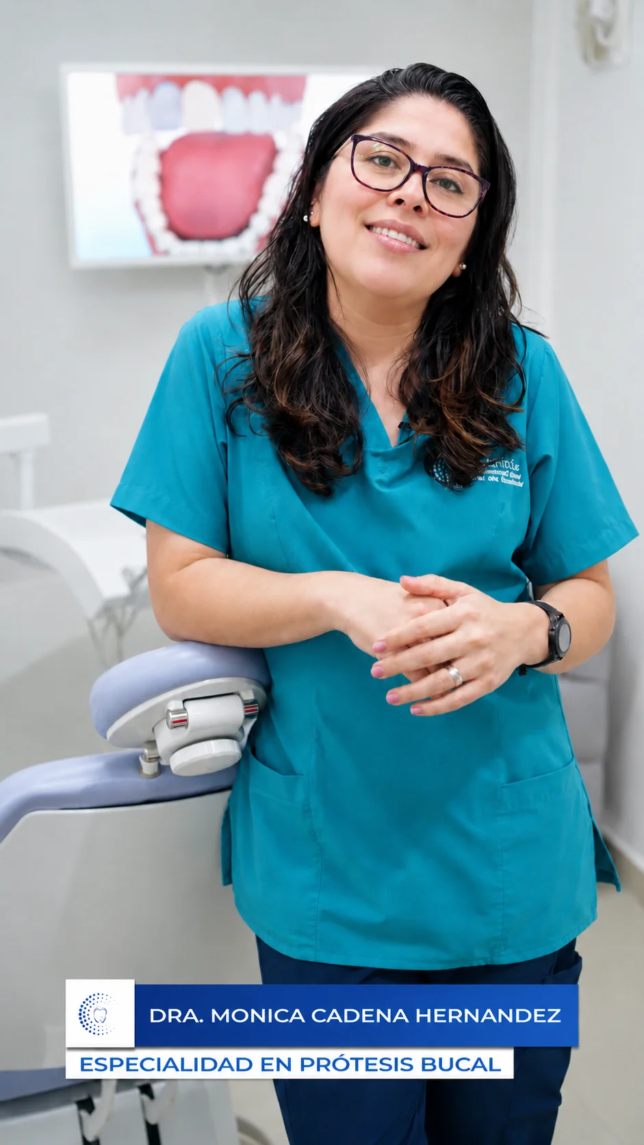 Dra. Mónica Cadena Hernández, especialista en prótesis bucal